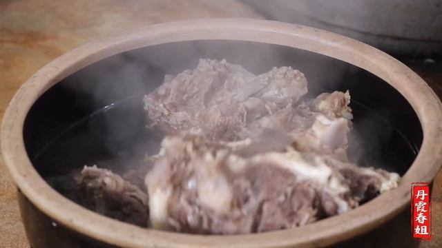 姑娘想吃麻辣条了，不用去小卖铺，春姐在家就能做出无添加，干净卫生的麻辣条，好吃！【丹霞春姐】 смотреть онлайн