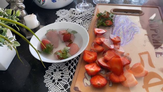 MAGNOLİAYA LEVEL ATLATTIRAN TAM ÖLÇÜLÜ TAM KIVAMINDA ÇİLEKLİ BİSKÜVÜLİ MAGNOLİA TATLISI TARİFİ смотреть онлайн