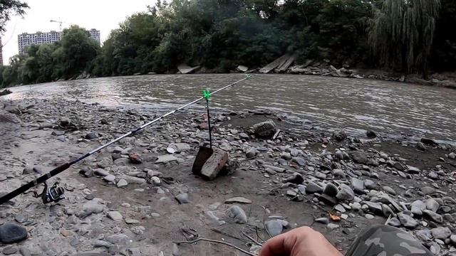 Тащу Рыбу один за Другим, Река Сунжа Чечня смотреть онлайн