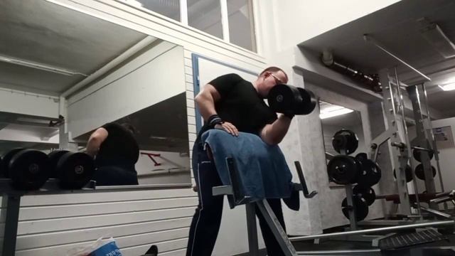 Подъем гантели 40 кг на бицепс подхватом на скамье Скотта смотреть онлайн