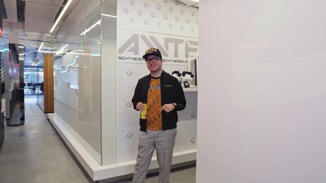 Team Liquid's NEW EU Alienware Training Facility! смотреть онлайн
