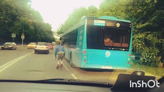 Чудак катается на роликах за автобусом (прикол) смотреть онлайн