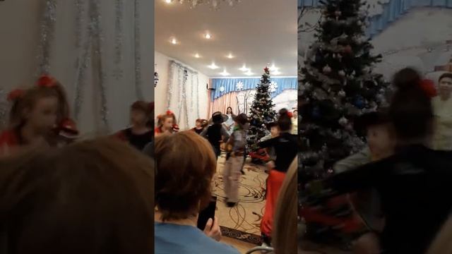 Новый год елка шарики хлопушки. смотреть онлайн