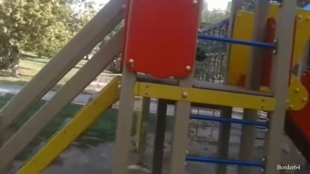 Бордер-терьеру на прогулке приходится показывать зубы. смотреть онлайн