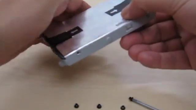 Toshiba de la serie L670: Sustitución de disco duro смотреть онлайн
