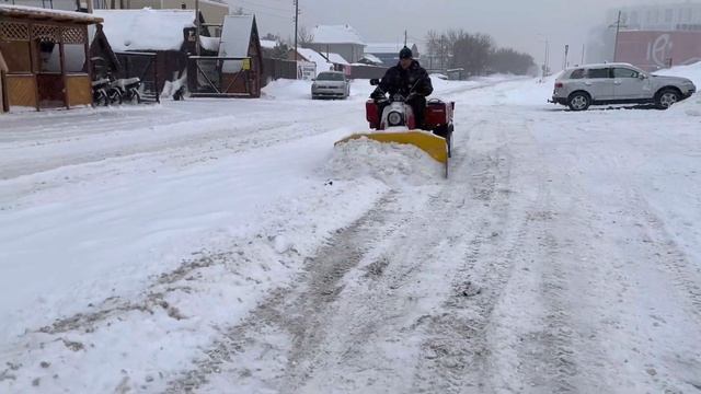 Убираем снег мотороллером ,,Муравей,,