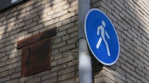 Антипарковочные столбики установили на тротуаре вдоль улицы Аносова