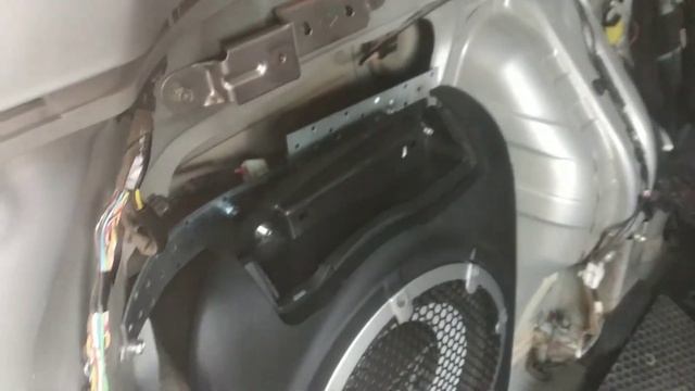 установка штатного сабвуфера и не штатного усилителя аутлендер хл смотреть онлайн