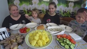 скумбрия и картошка/мукбанг/отвечаем на комментарии/жизнь в селе навеселе