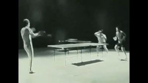 Брюс Ли играет в теннис нунчаками, зажигает спички...