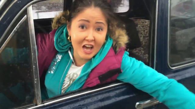 Нахалка едет по тротуару смотреть онлайн