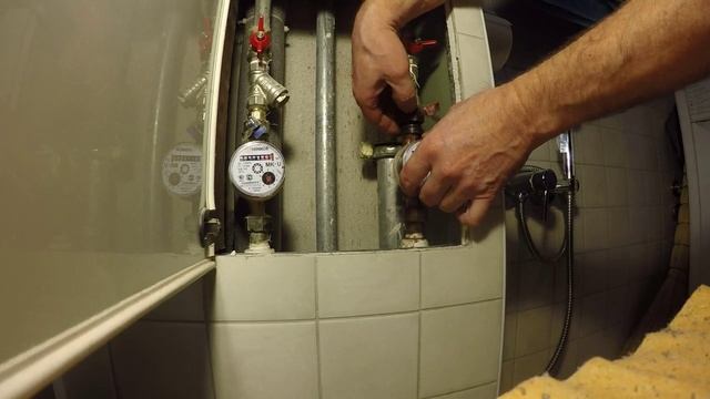 Течь из-под гайки счётчика воды! Устраняем.