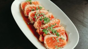 Сашими из лосося в кунжуте