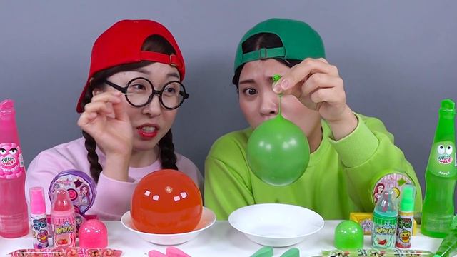 Розовая VS зеленая десертная еда Вызов ДОНА DONA