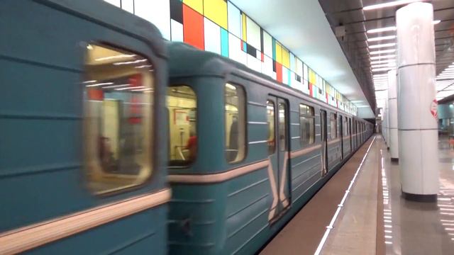 Электропоезд 81-717/714.5 "Номерной" №45 на станции метро Румянцево смотреть онлайн