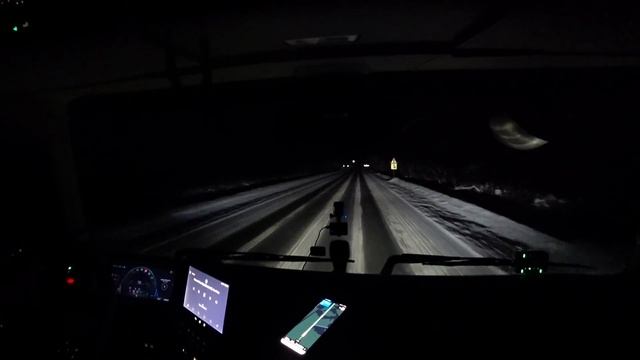 Чуть не оторвал капот на новой VolvoFH?♂️ Автоматический дальний свет? Будни Дальнобойщика в Росси