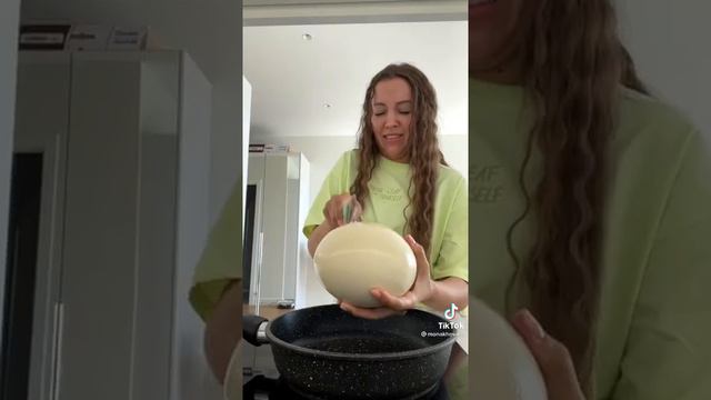 Жарю яичницу из страусиного яйца смотреть онлайн