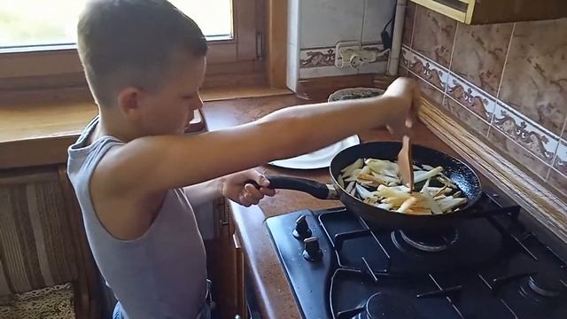 Картошка фри, приготовил сам пока родителей нет дома. смотреть онлайн