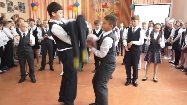 Танец. Последний звонок 4 "В"класс. Школа №4 .Златоуст смотреть онлайн