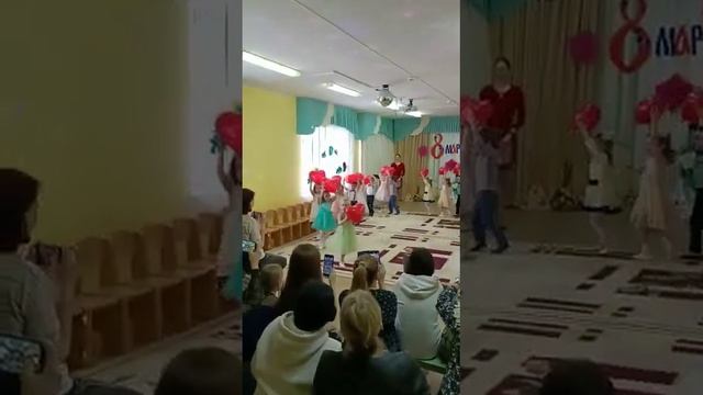 Утренник 8 марта в средней группе. Вход в праздничный зал, танец с шарами..Уфимский р, д.Дорогино смотреть онлайн