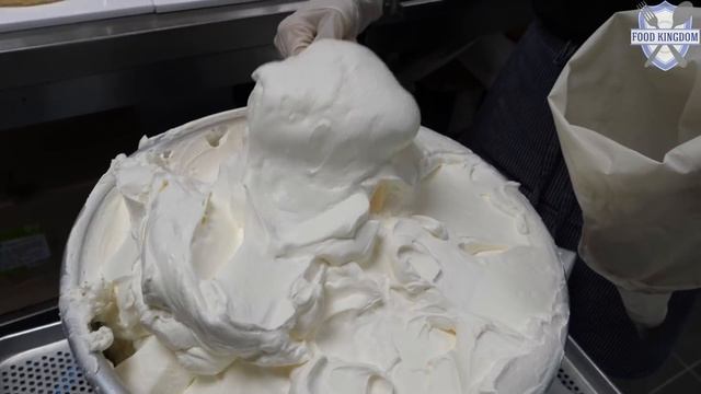 크리스마스에 제일 바쁜곳! 속이 보이는 푸짐한 딸기생크림 케익 대량생산 / Busy With Christmas! Strawberry Cake Factory