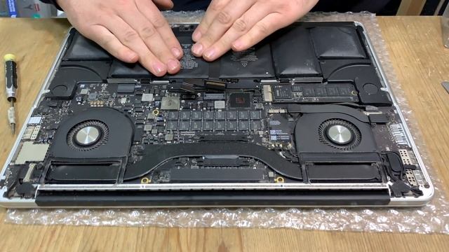 Ремонт вздутой батареи MacBook Pro 15 Mid 2015 A1398 смотреть онлайн