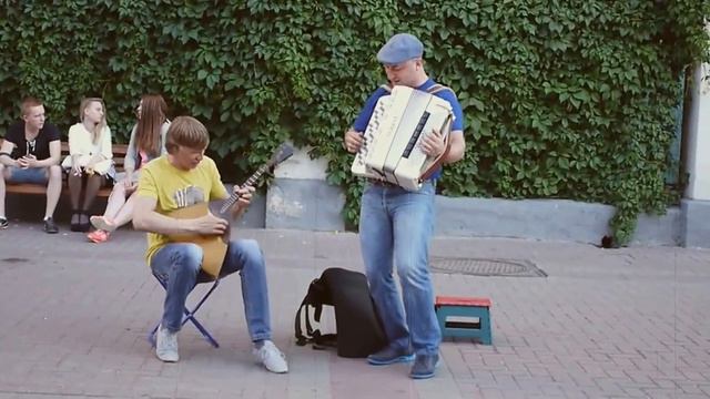 Уличные музыканты на Арбате играют с душой (Балалайка и гармонь) смотреть онлайн