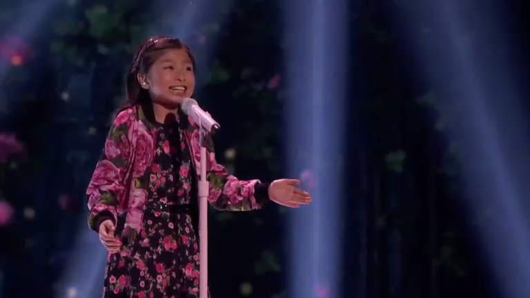 Юная Селин Там исполнила балладу "When You Believe" смотреть онлайн