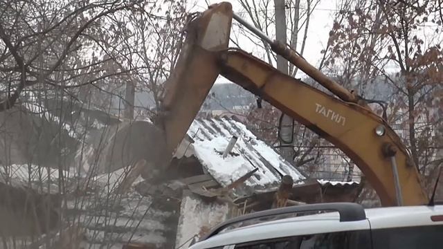Экскаватор ломает дом смотреть онлайн