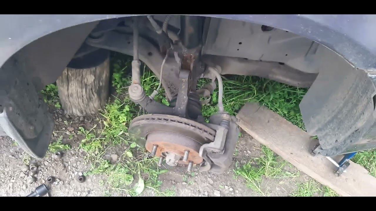 Замена передней стойки Hyundai Elantra.