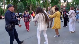 ТЫ КРАСИВАЯ И СЧАСТЛИВАЯ! ТАНЦЫ В ПАРКЕ ГОРЬКОГО ХАРЬКОВ СЧАСТЛИВЫЕ МОМЕНТЫ