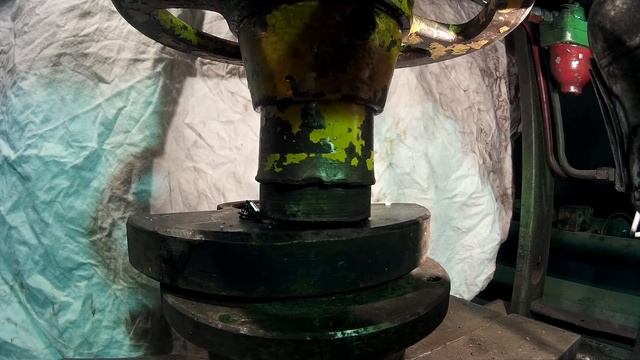 Гидравлический пресс против зажигалки !!!! смотреть онлайн