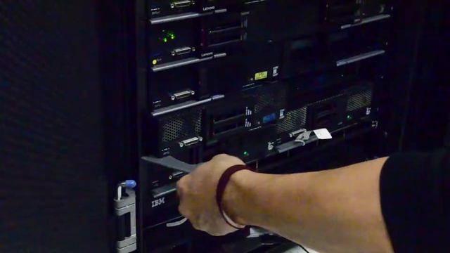 Lenovo ThinkSystem SN550 V2 removing a compute node from chassis смотреть онлайн