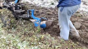 Пахота по траве лёгким мотоблоком с оборотным плугом Агромарка