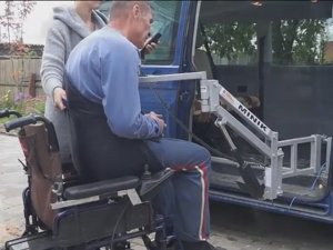 Миник - подъёмник для перемещения инвалида в автобус