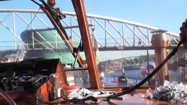 Проплываем у вокзала в Амстердаме смотреть онлайн