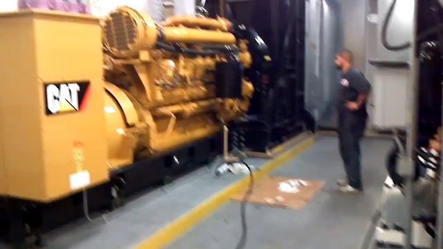 Russ Diesel 2000 KW Cat generator start up смотреть онлайн