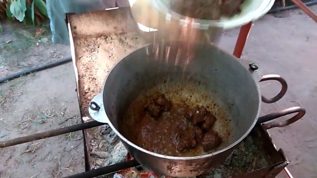 Шурпа из баранины и говядины в казане. Узбекская шурпа кайнатма. смотреть онлайн