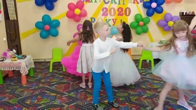 Выпускной 2020 в мини детском саду. Вальс один мальчик 4 девочки. смотреть онлайн