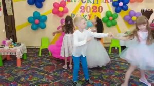 Выпускной 2020 в мини детском  саду. Вальс один мальчик 4 девочки.
