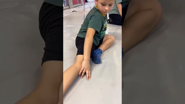 Сел на шпагат и сломал ногу... смотреть онлайн