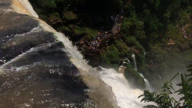 На краю водопада, Игуасу, Аргентина смотреть онлайн