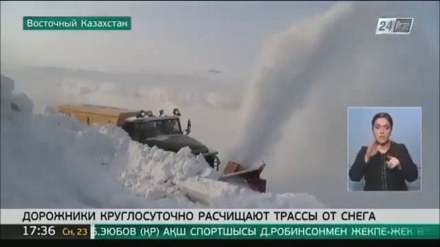 В ВКО дорожники круглосуточно расчищают трассы от снега смотреть онлайн