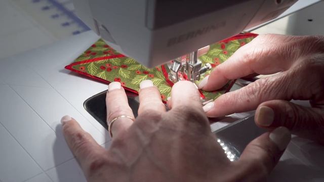 How to Make the Cathedral Window Christmas Ornaments Tutorial | a Shabby Fabrics Tutorial смотреть онлайн