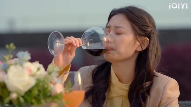 หญิงสาวที่ไม่เด่นตรงมุมงานกลายเป็นแฟนสาวของ CEO และ CEO ก็สั่งน้ำผลไม้ให้เธอดื่มเป็นการส่วนตัว!