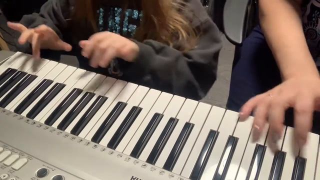 Веселые нотки: Играем с племяшкой Машей в 4 руки смотреть онлайн
