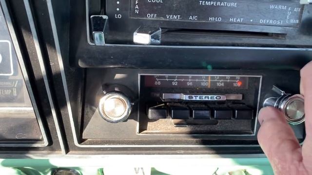 Analog radio dial in 1977 Ford F150 pickup truck смотреть онлайн