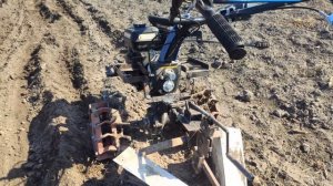 Лёгкое засыпание посаженного картофеля улучшенными самодельными загребателями