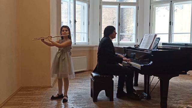 Соната Ж. Лойе (флейта)/ Jean-Baptiste Loeillet , Sonata (Flute) - Вероника Чижик , 6 лет