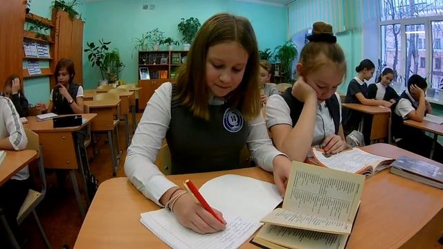 Ученики, родители и классный руководитель 5Б класса поздравляют гимназию №14 с 2020 Новым годом! смотреть онлайн